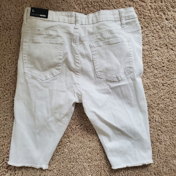 Fashion Nova White Distresses Shorts Size 30 - Picture 4 of 5